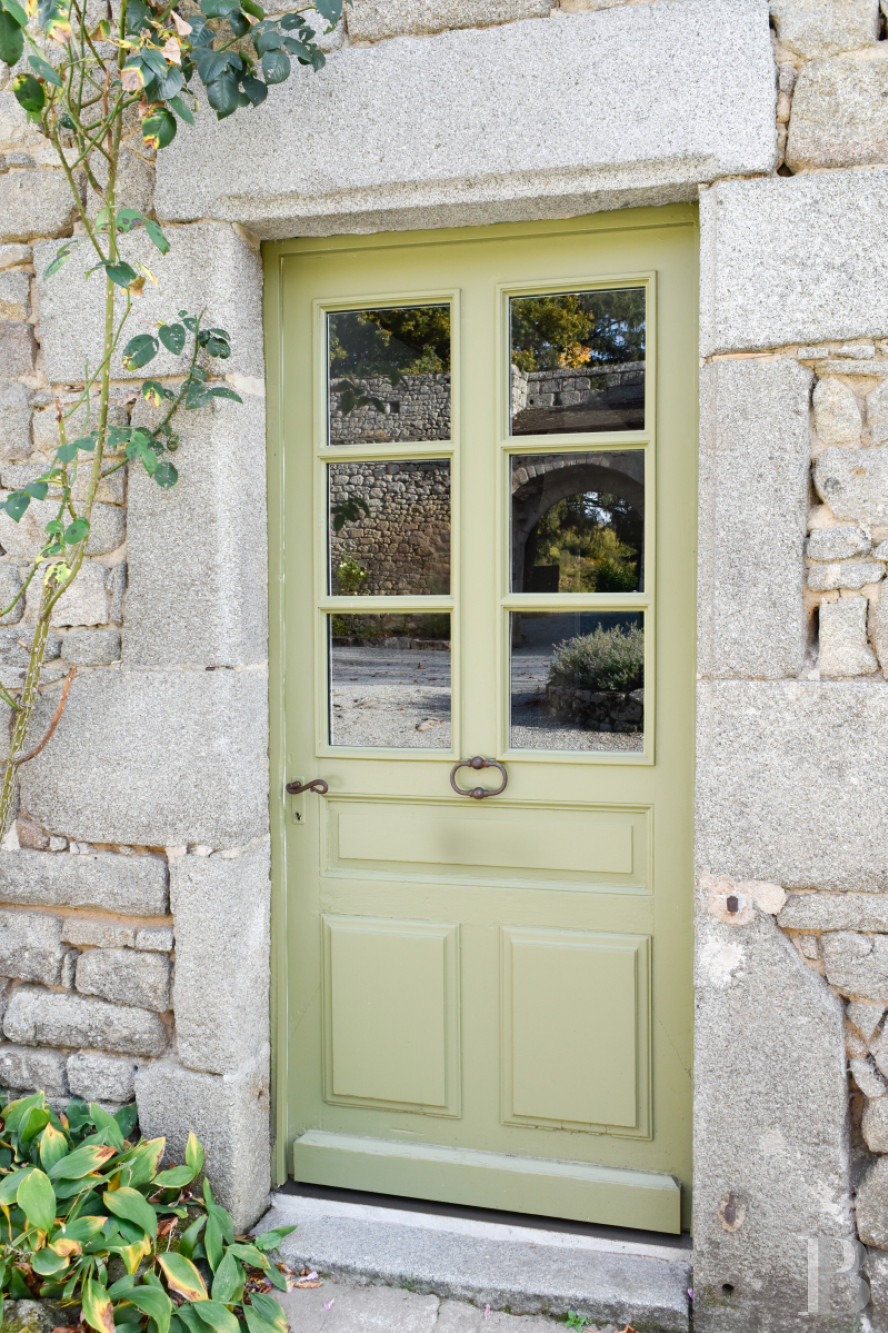 En Limousin, dans le sud-est de la Creuse et à proximité d’Aubusson, un logis indépendant du 17e siècle au centre d’une place forte médiévale,  - photo  n°9